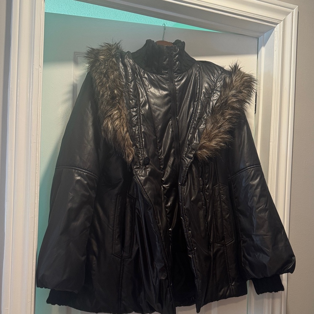 Elegant Black Puffer Jacket with Faux Fur Trim